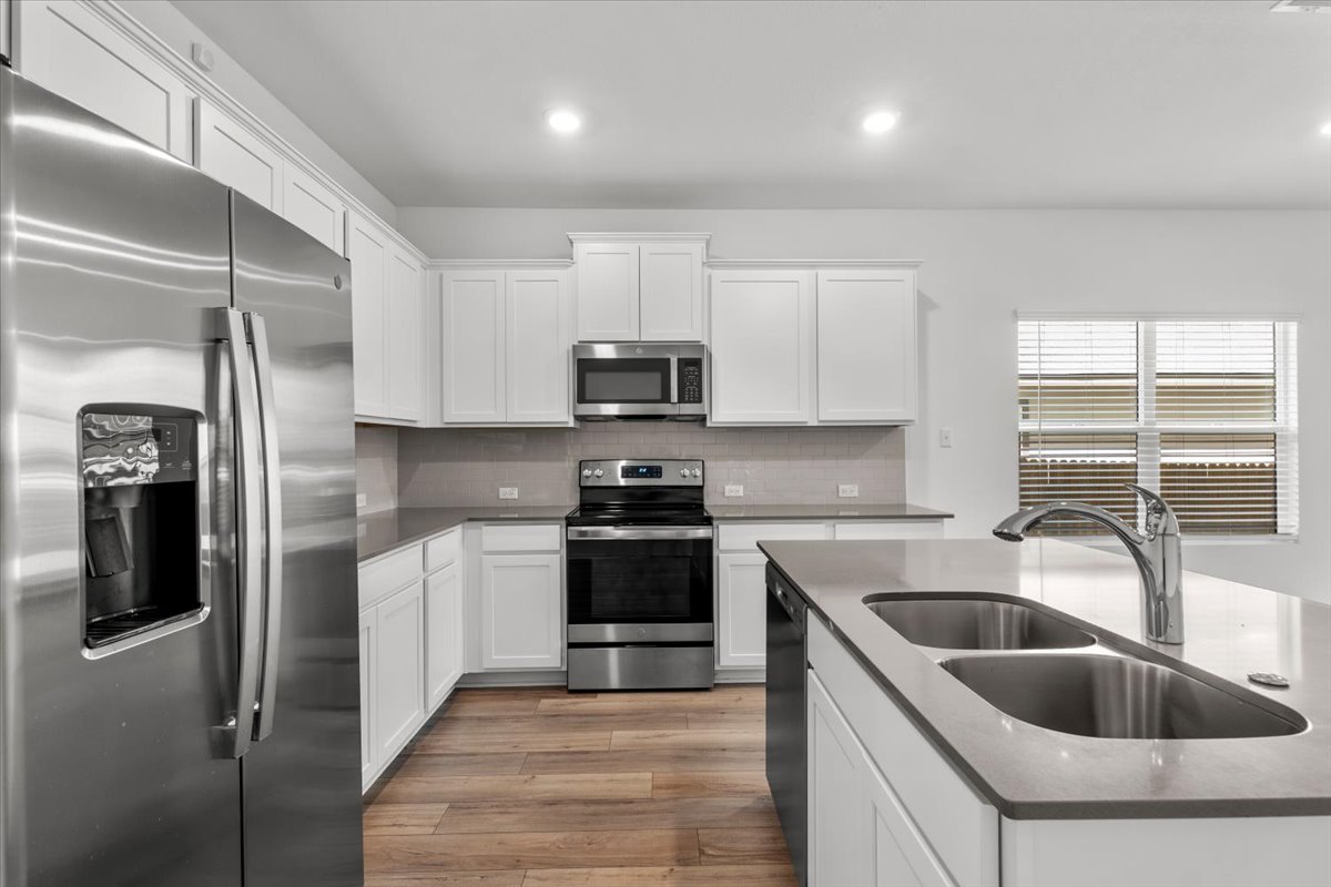448 Perfect World Loop Jarrell, TX 76537 - Photo 19 of 40 A well-appointed kitchen showcasing contemporary finishes and integrated stainless steel appliances.