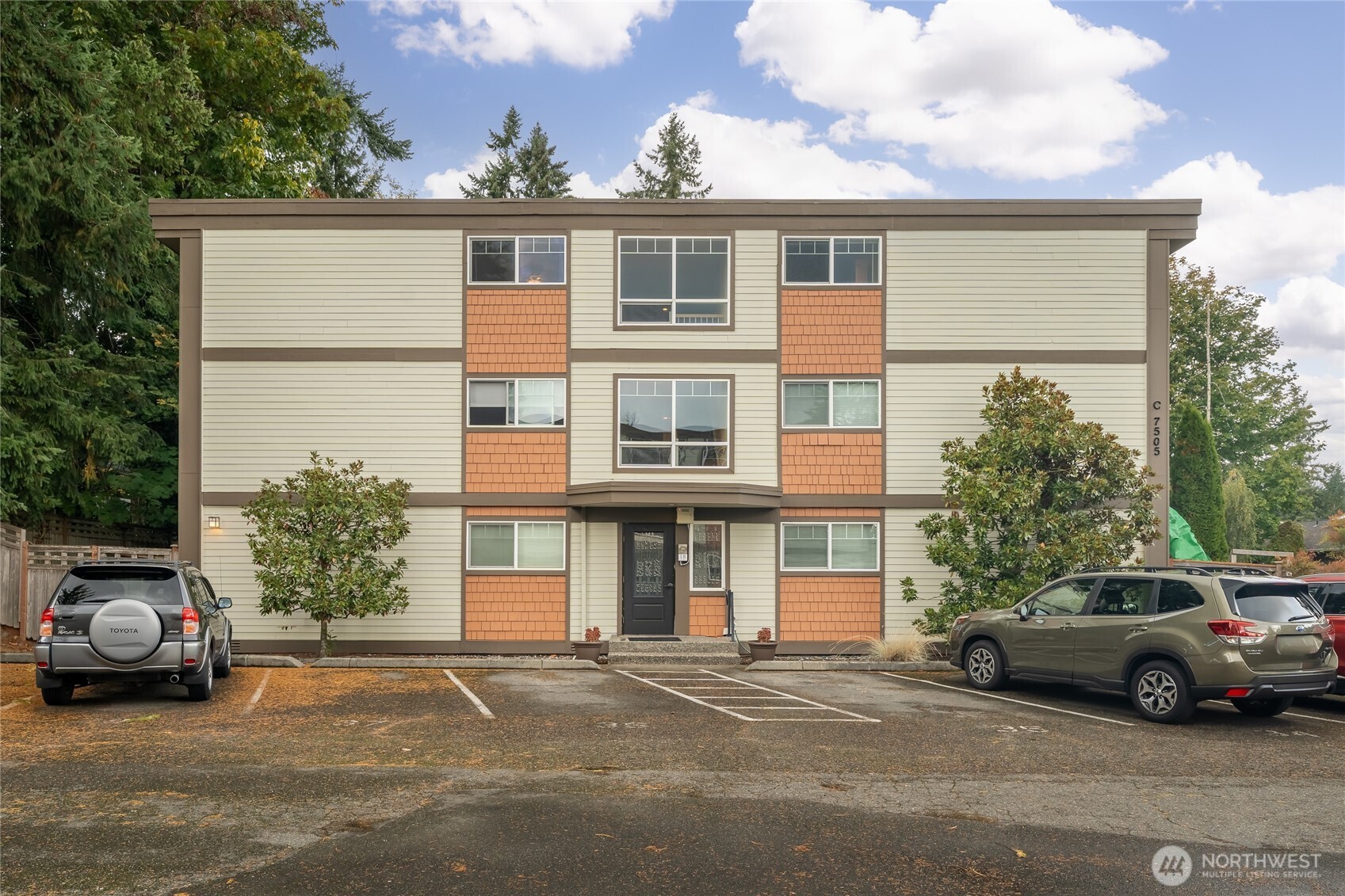 7505 212th Street Southwest, Unit C301 Edmonds, WA 98026 - Photo 2 of 40