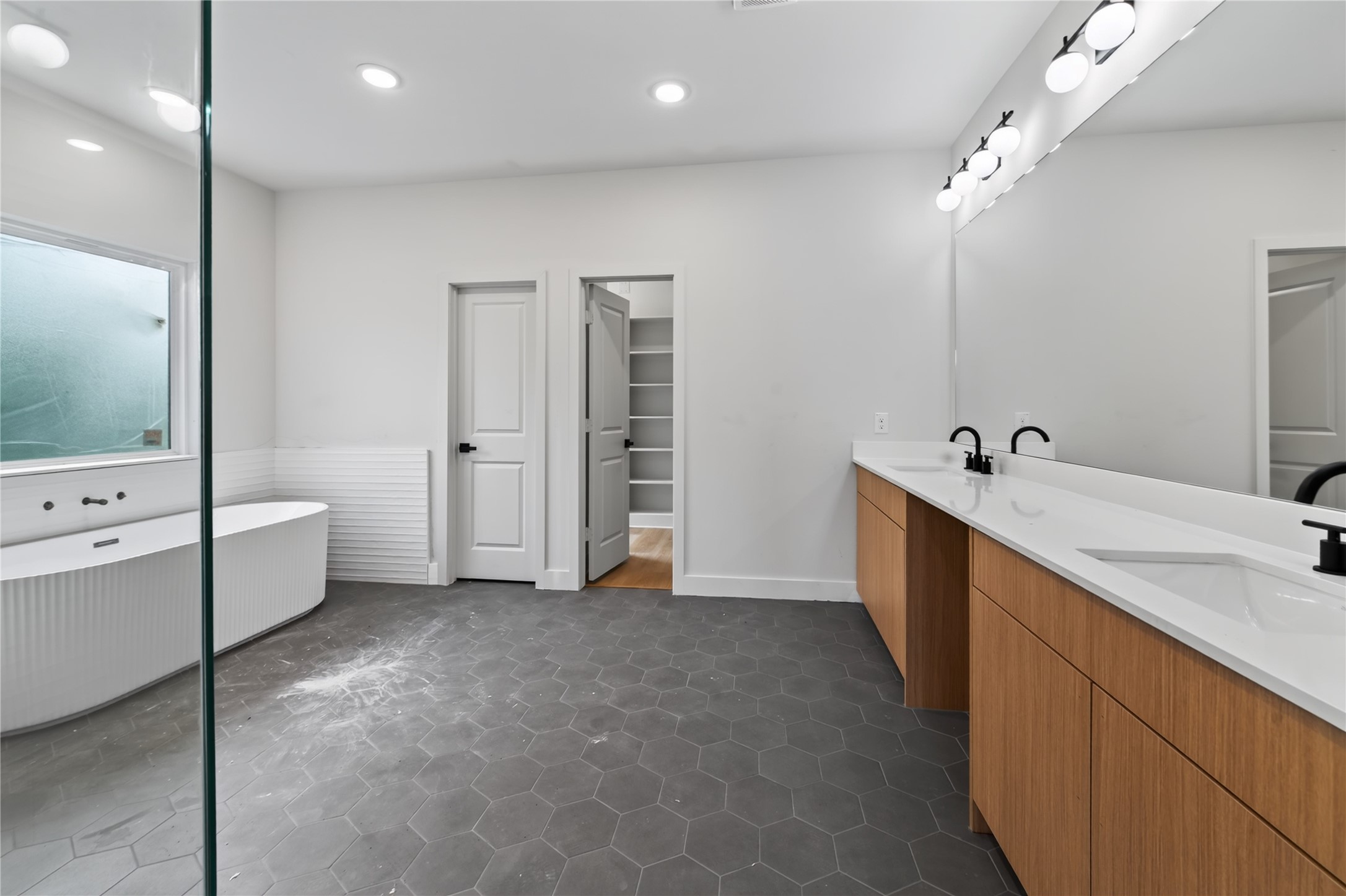 14101 Bridgeport Road Houston, TX 77047 - Photo 22 of 39 Primary bathroom is Grand in size with Separate shower & stand alone tub.