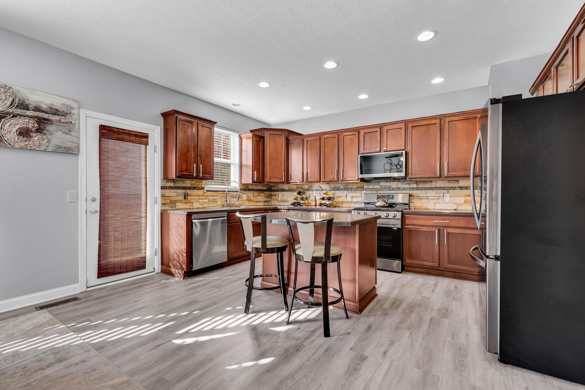 6364 Chetti Drive Columbus, OH 43213 - Photo 8 of 27 Kitchen