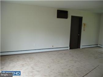 87 Indian Red Road Levittown, PA 19057 - Photo 3 of 5 Gallery Image 3