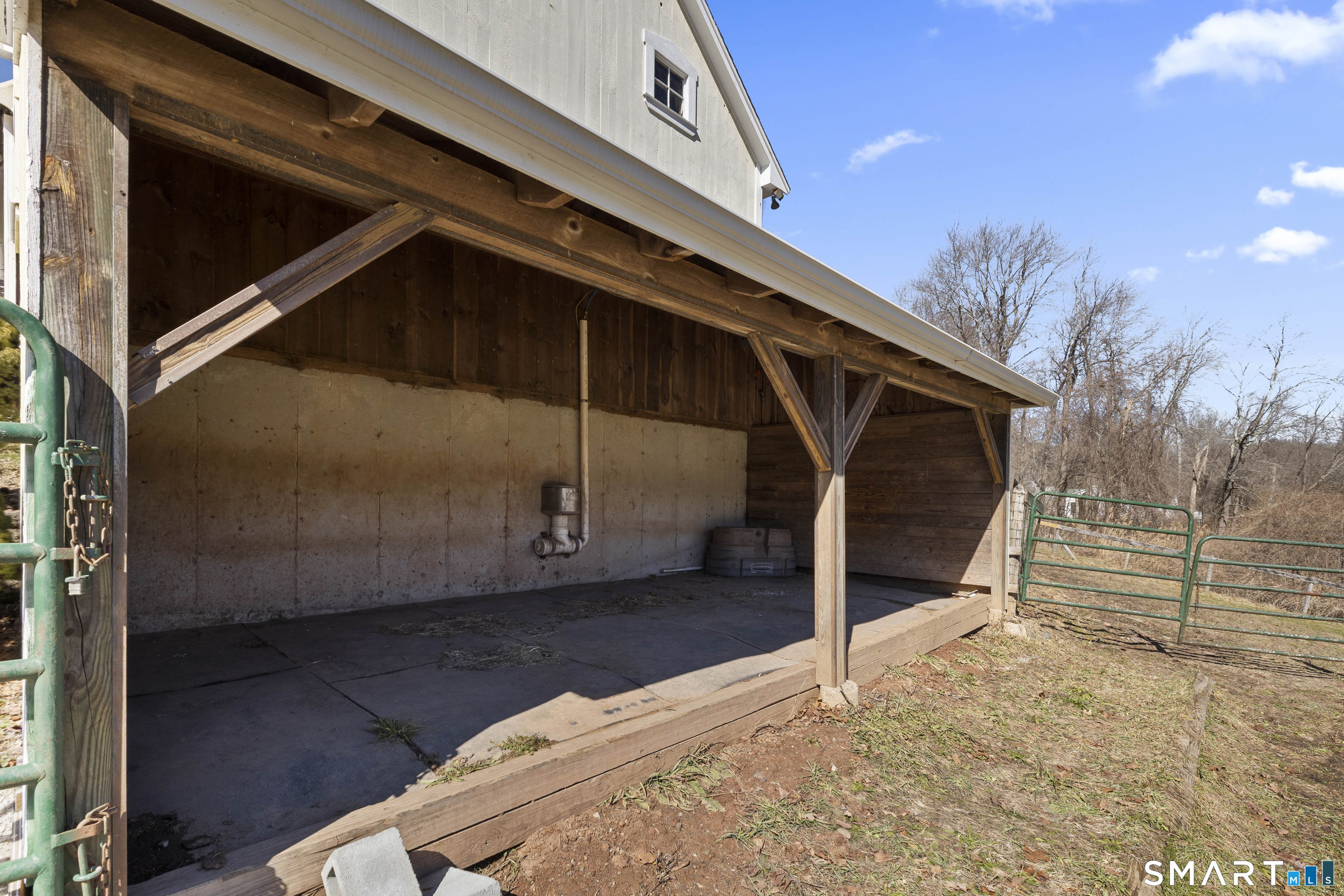 105 Bldg Brook Road Hamden, CT 06514 - Photo 37 of 39 Run in stall with Nelson automatic waterer.