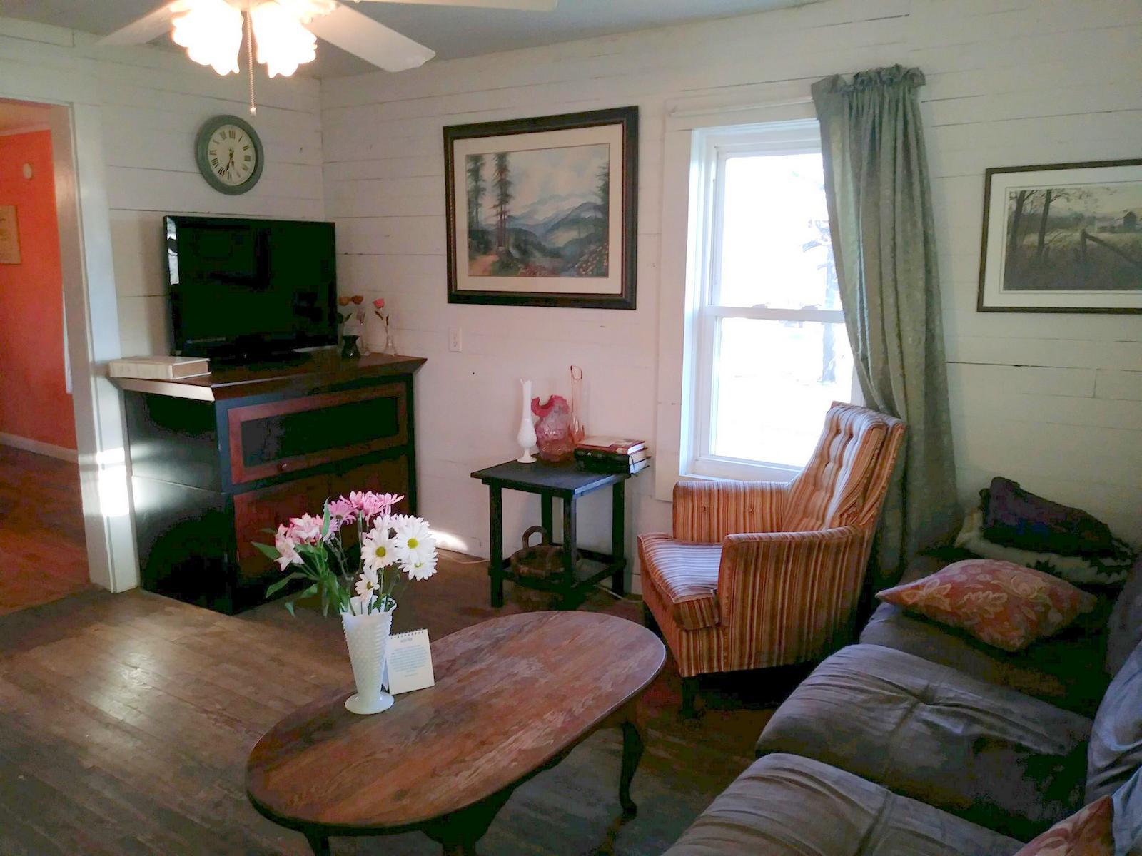 103 Hull Road Madisonville, TN 37354 - Photo 3 of 14 Living Room