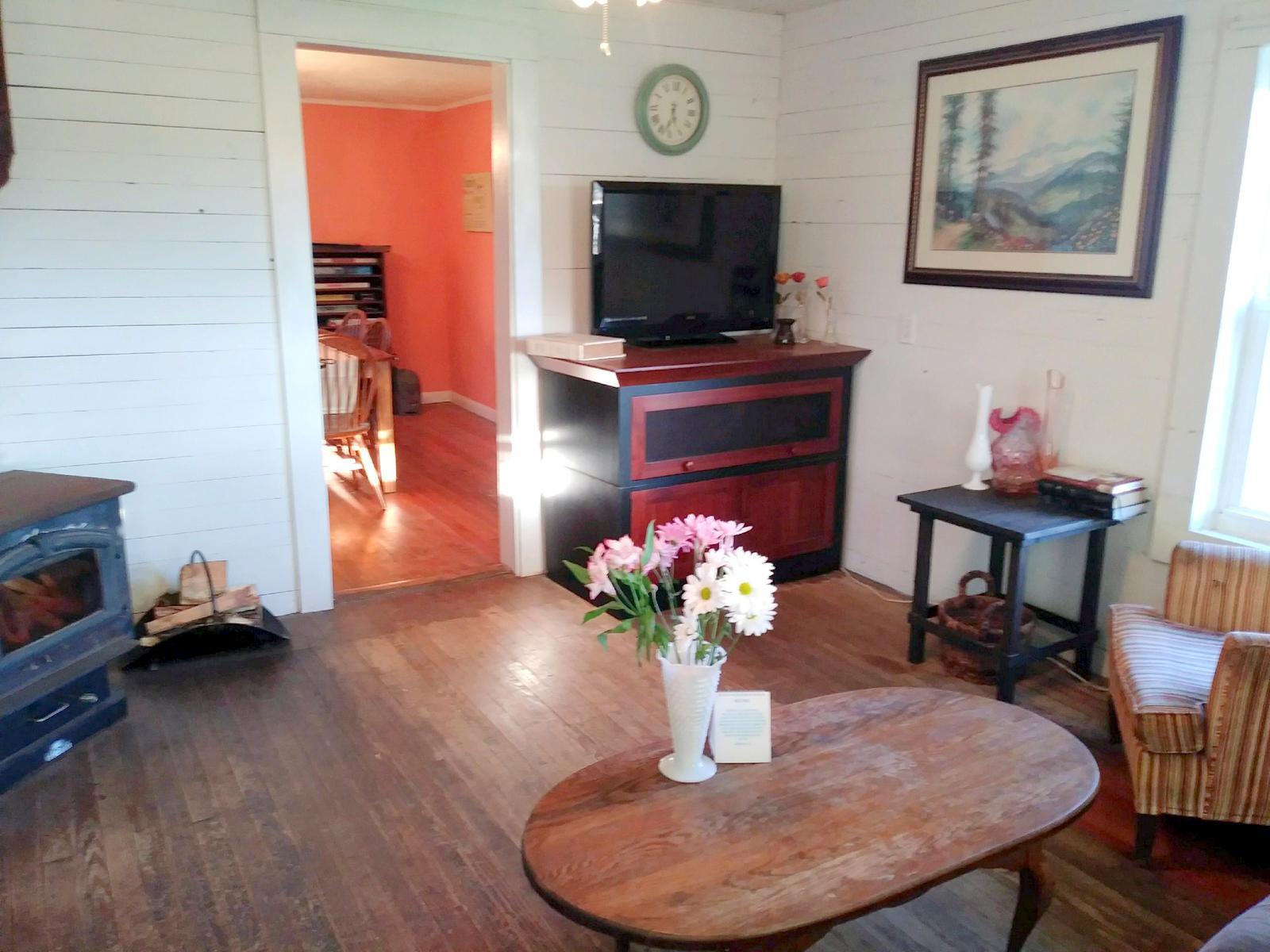 103 Hull Road Madisonville, TN 37354 - Photo 4 of 14 Living Room