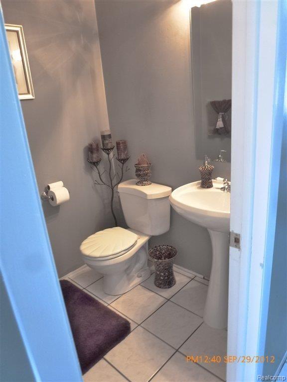 25523 Branchaster Road Farmington, MI 48336 - Photo 11 of 18 1ST FLOOR LAV