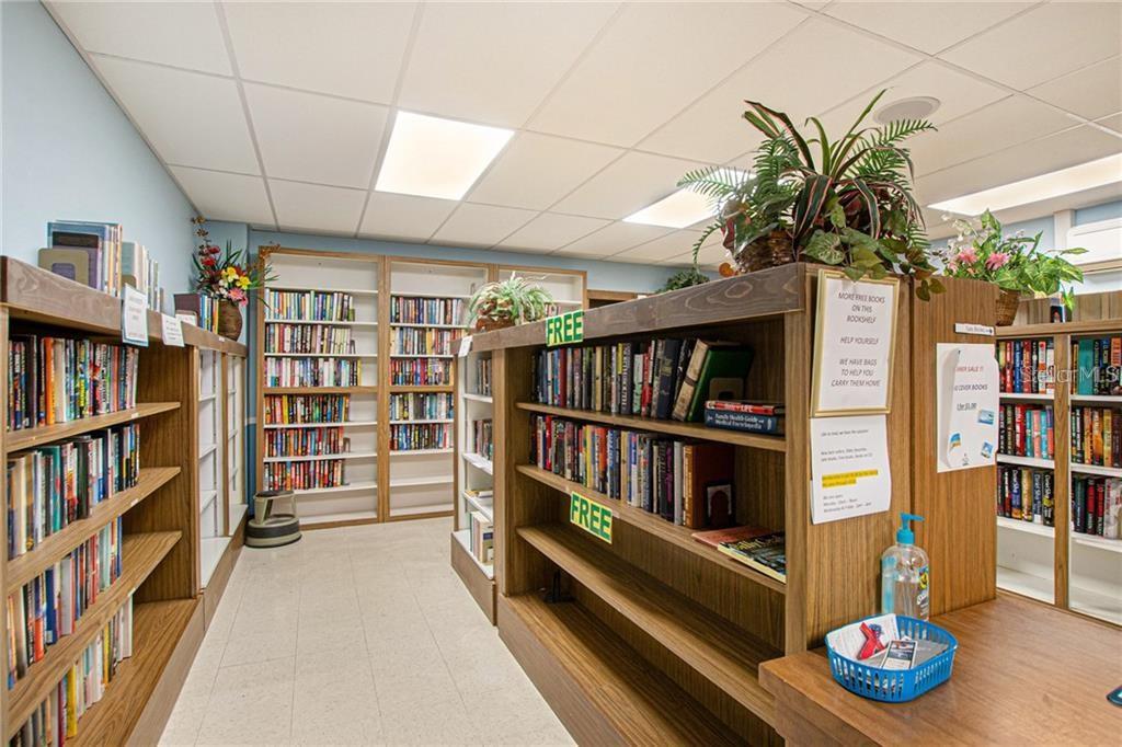 2295 Mexican Way, Unit 21 Clearwater, FL 33763 - Photo 85 of 90 a living room with a book shelf and a book shelf
