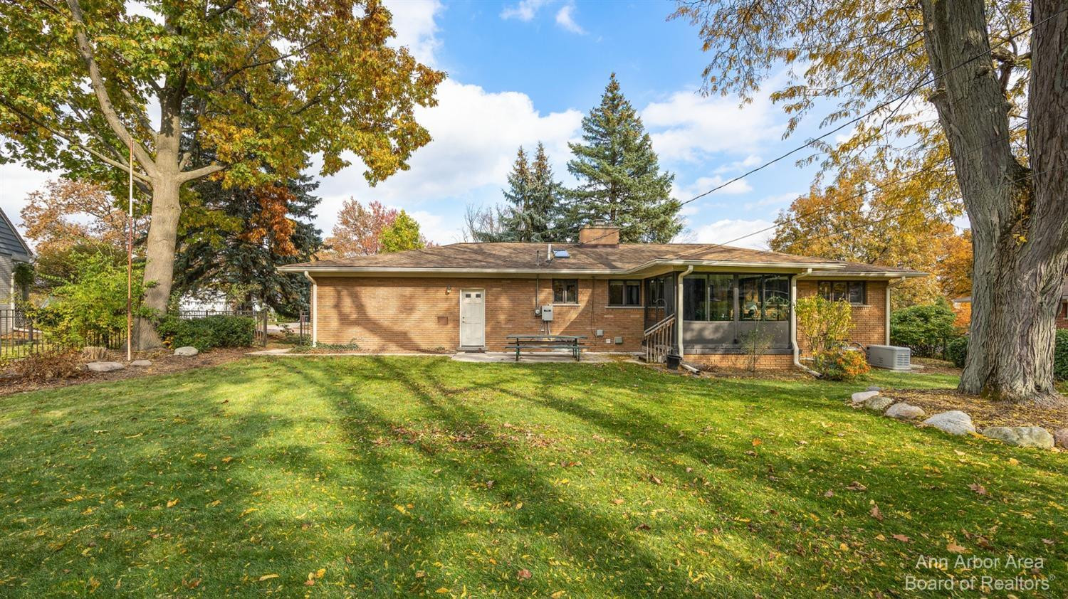 2424 Manchester Road Ann Arbor, MI 48104 - Photo 3 of 43 Photo 3