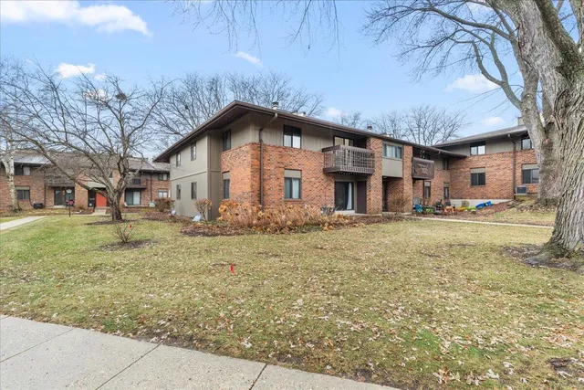 $189,900 | 360 Park Hill Drive, Unit G, Pewaukee, WI 53072