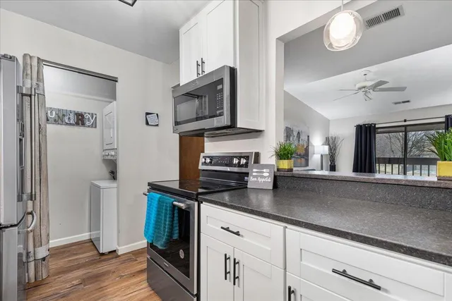 $189,900 | 360 Park Hill Drive, Unit G, Pewaukee, WI 53072