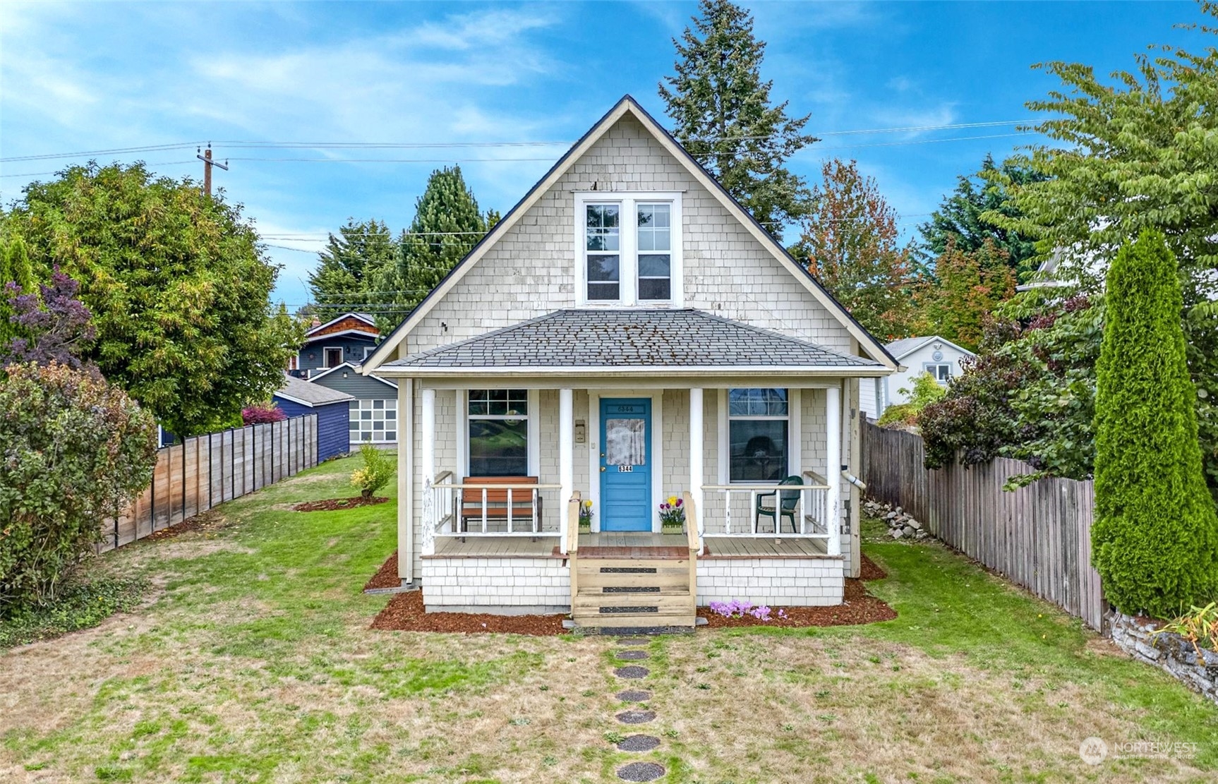 a view of a house with backyard and a garden
