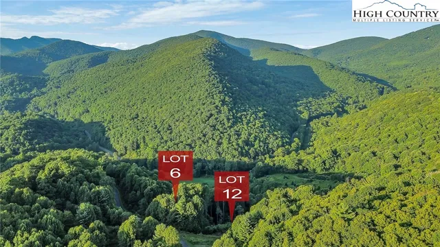 a sign that is sitting in the middle of a field