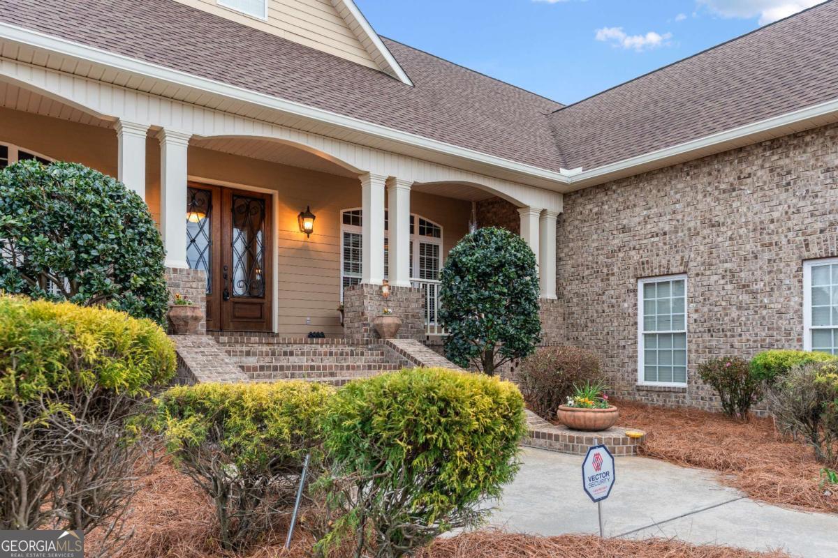 42 Claxton Road Hazlehurst, GA 31539 - Photo 22 of 73 a front view of a house with garden