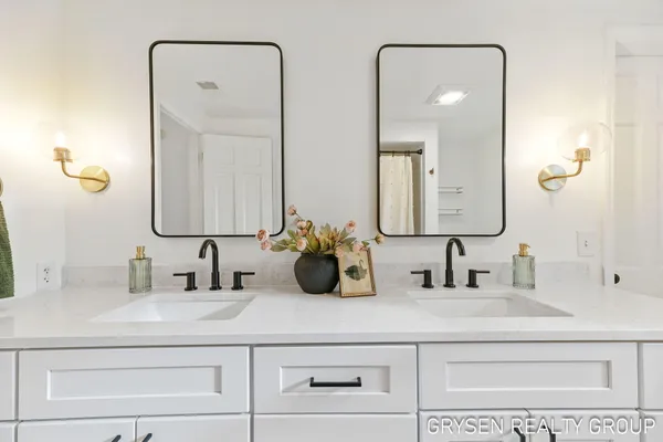 $699,990 | 2735 Barfield Drive Southeast, Grand Rapids, MI 49546