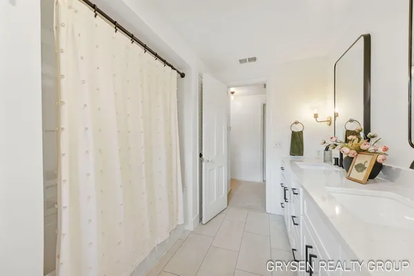 $699,990 | 2735 Barfield Drive Southeast, Grand Rapids, MI 49546