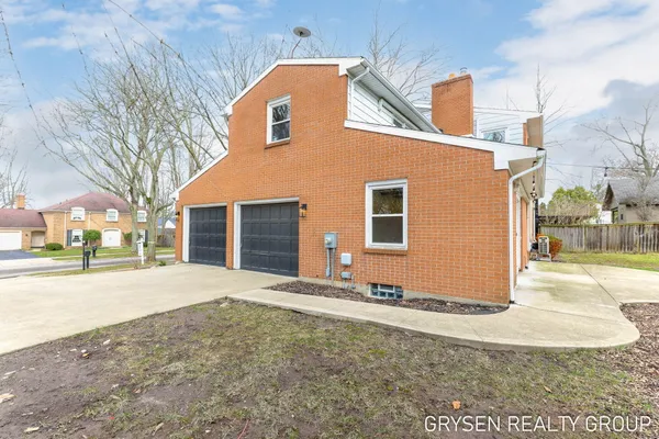 $699,990 | 2735 Barfield Drive Southeast, Grand Rapids, MI 49546