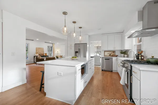 $699,990 | 2735 Barfield Drive Southeast, Grand Rapids, MI 49546