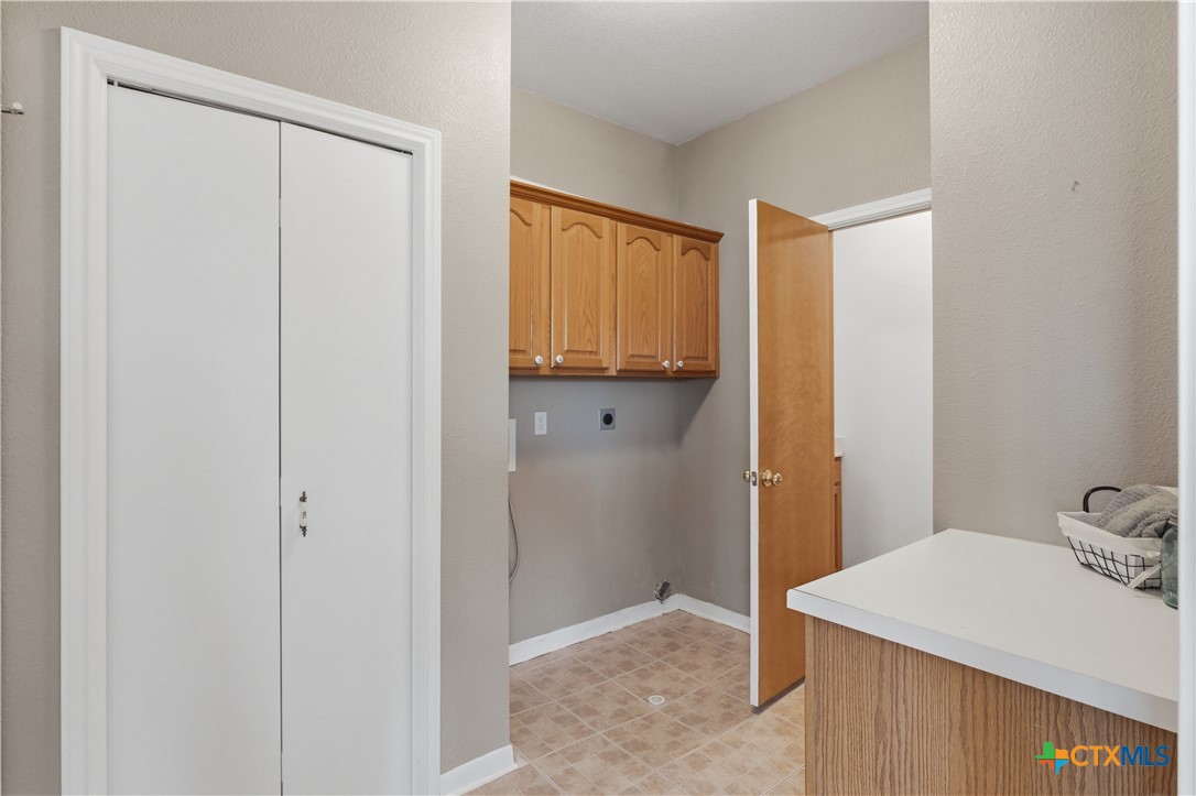 155 Guadalupe Ranch Lane Seguin, TX 78155 - Photo 40 of 48 a room that has a bed in it