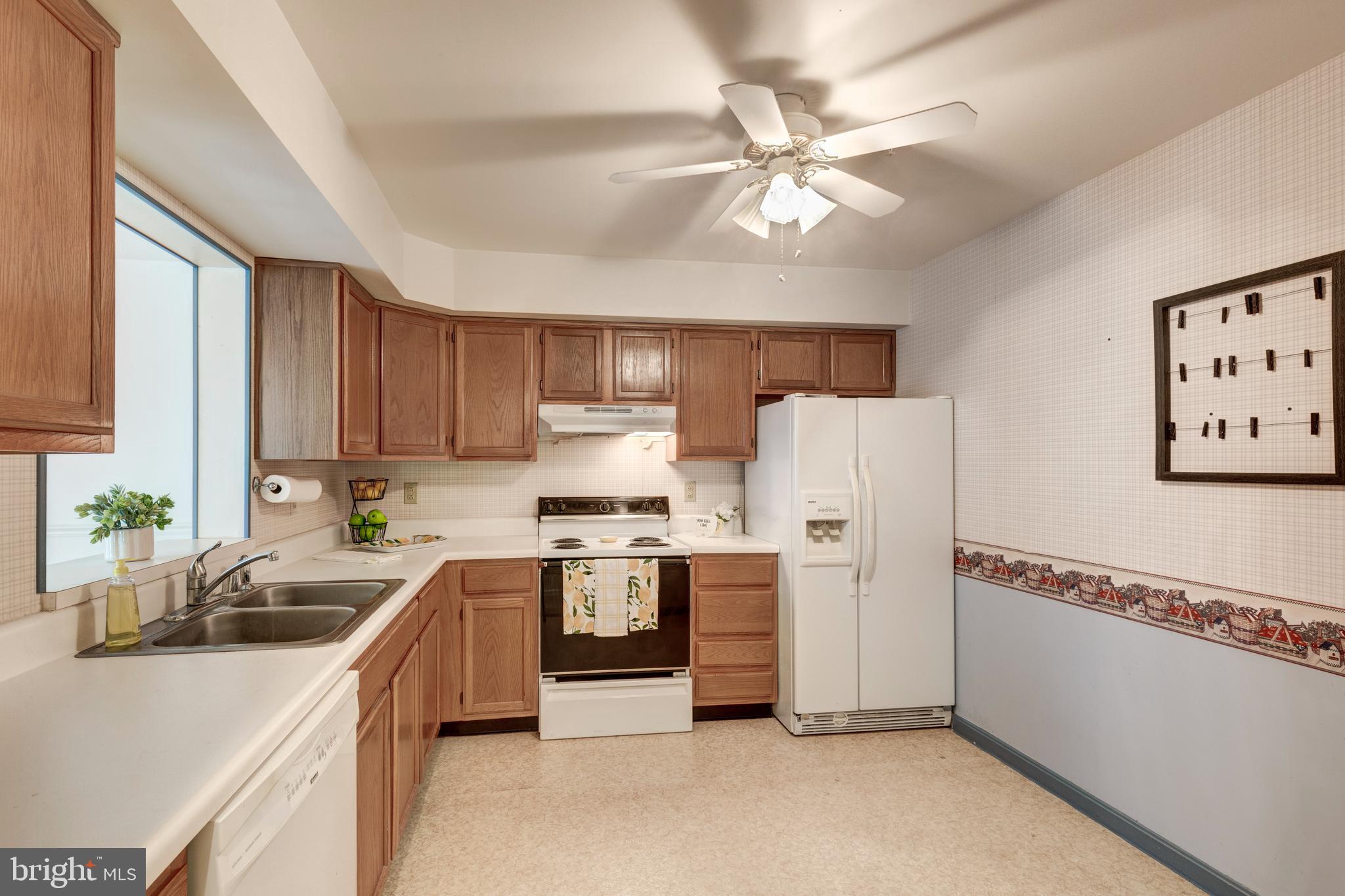 425 Pleasanton Road, Unit C34 Westminster, MD 21157 - Photo 8 of 31 Eat in Kitchen