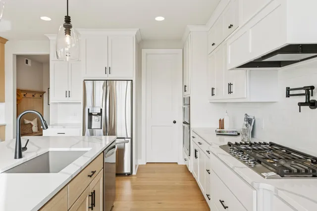 $934,750 | 5527 Scenic Loop Run, Victoria, MN 55318