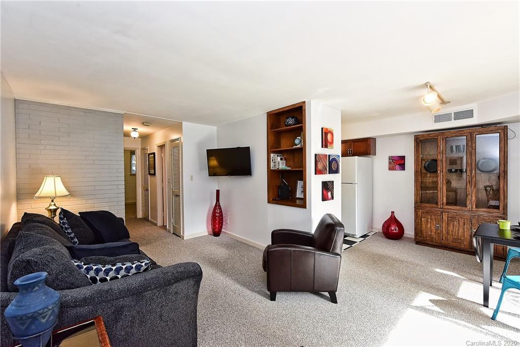 400 Queens Road, Unit D1 Charlotte, NC 28207 - Photo 2 of 23 a living room with furniture and a flat screen tv