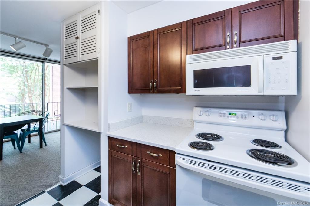 400 Queens Road, Unit D1 Charlotte, NC 28207 - Photo 14 of 23 a kitchen with a stove and a microwave
