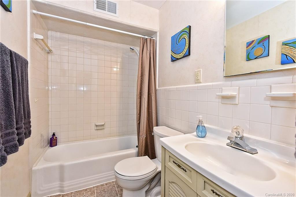 400 Queens Road, Unit D1 Charlotte, NC 28207 - Photo 17 of 23 a bathroom with a sink a toilet and shower