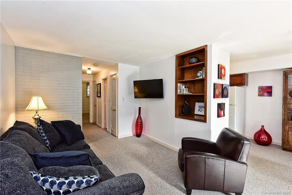400 Queens Road, Unit D1 Charlotte, NC 28207 - Photo 3 of 23 a living room with furniture and a flat screen tv