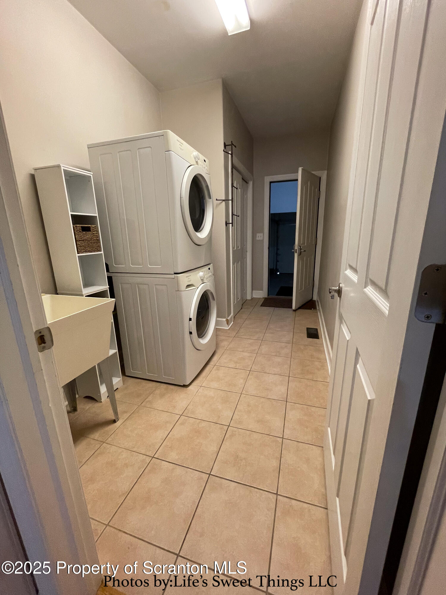 2201 Robinson Cl Moosic, PA 18507 - Photo 27 of 46 Laundry with utlity sink