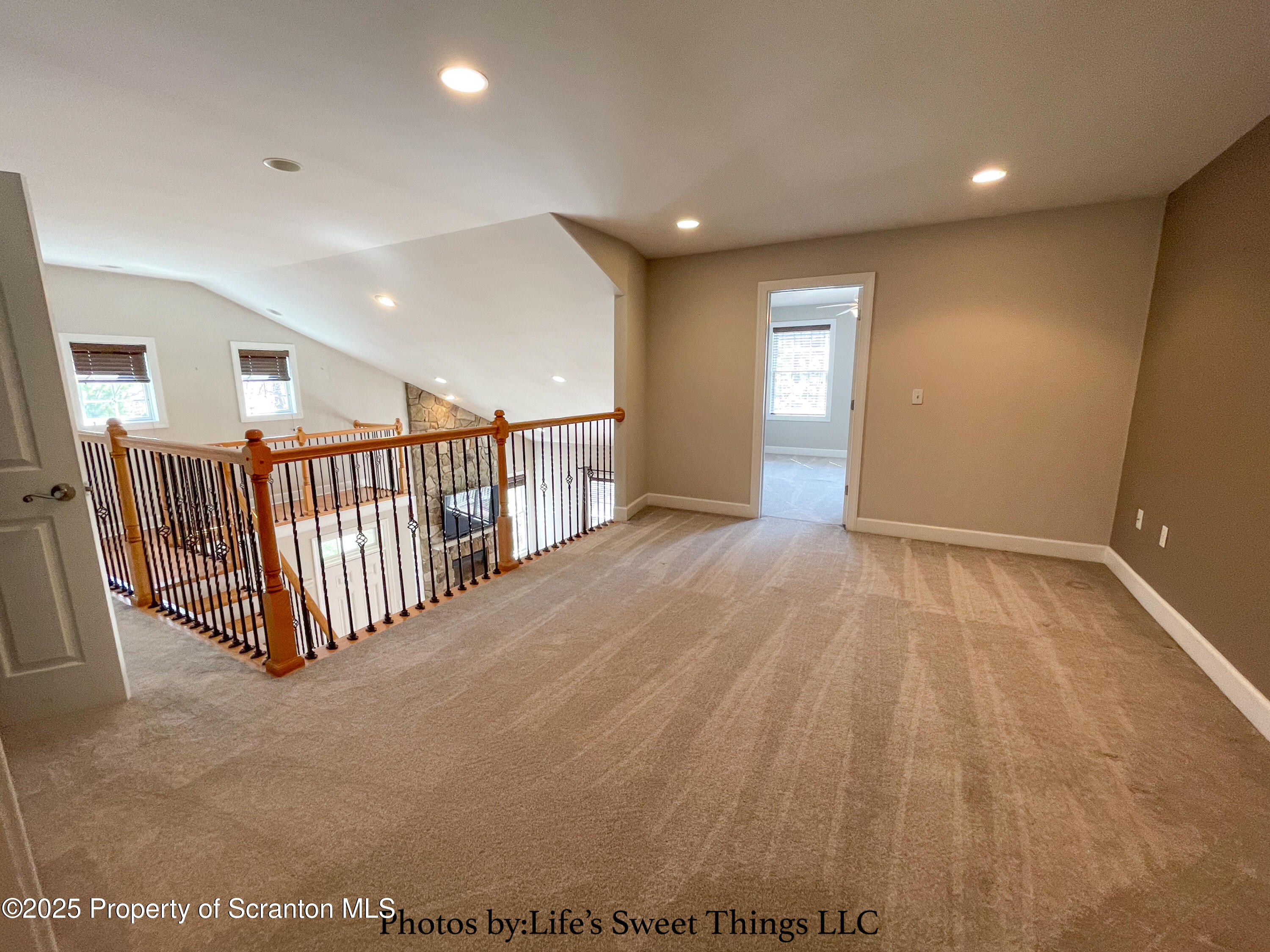 2201 Robinson Cl Moosic, PA 18507 - Photo 31 of 46 Second floor landing