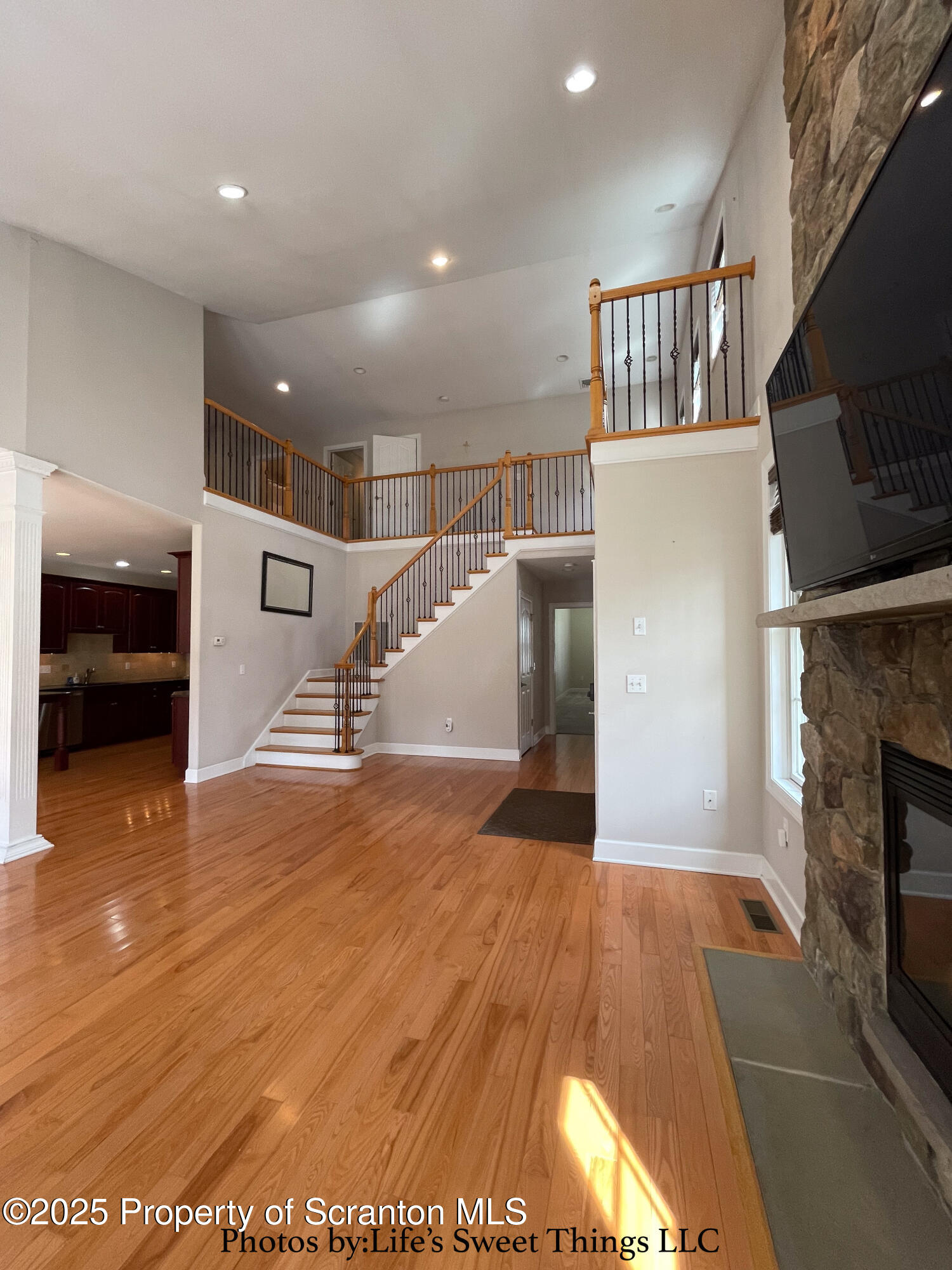 2201 Robinson Cl Moosic, PA 18507 - Photo 5 of 46 Foyer overview