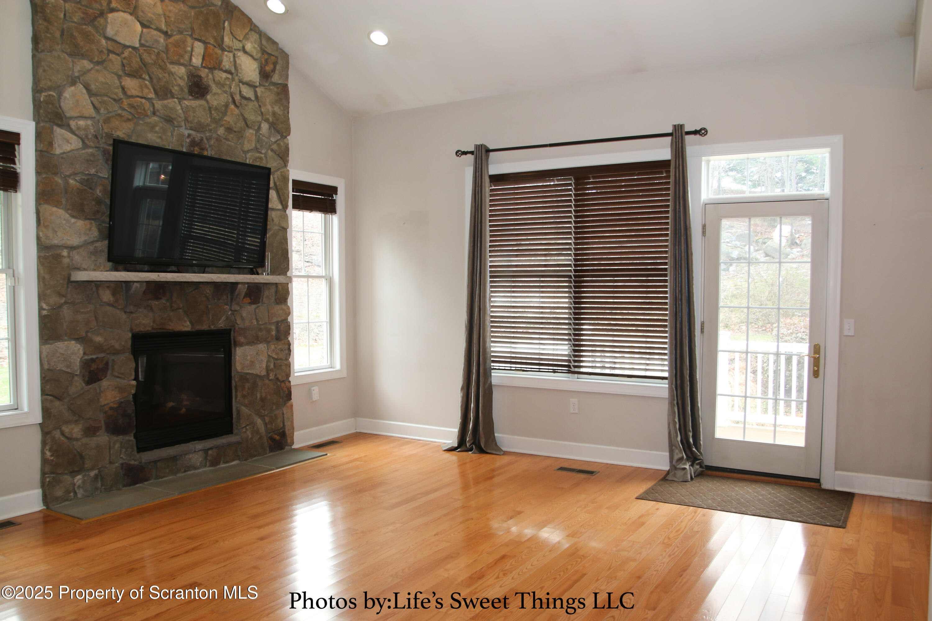 2201 Robinson Cl Moosic, PA 18507 - Photo 7 of 46 Living area
