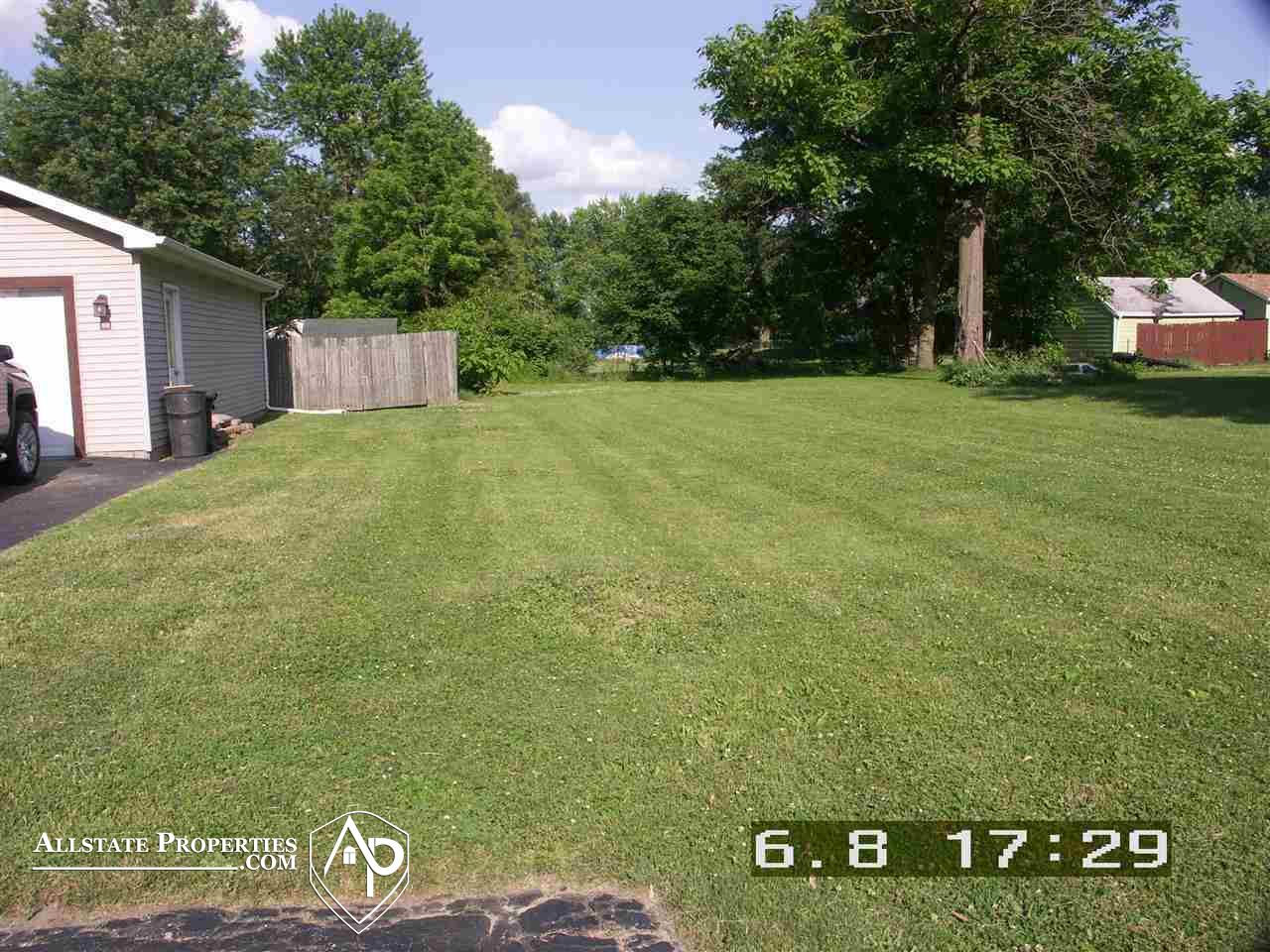 1261 South Genesee Road Burton, MI 48509 - Photo 31 of 36 Side yard