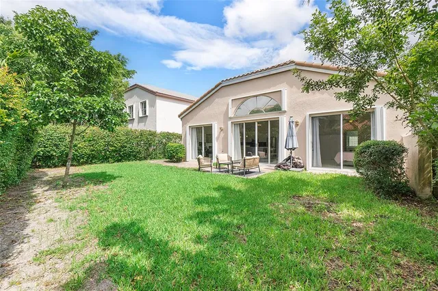 a view of a house with backyard and garden