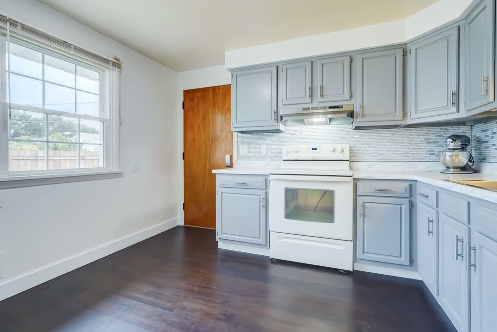 195 Kings Gate North Irondequoit, NY 14617 - Photo 14 of 49 View looking into the kitchen from the dining room