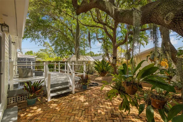 a view of a backyard