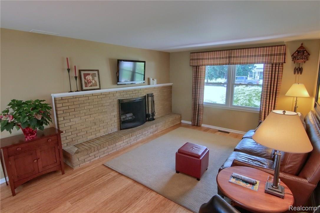 32326 Red Clover Road Farmington, MI 48334 - Photo 14 of 30 Family_Room_1.jpg