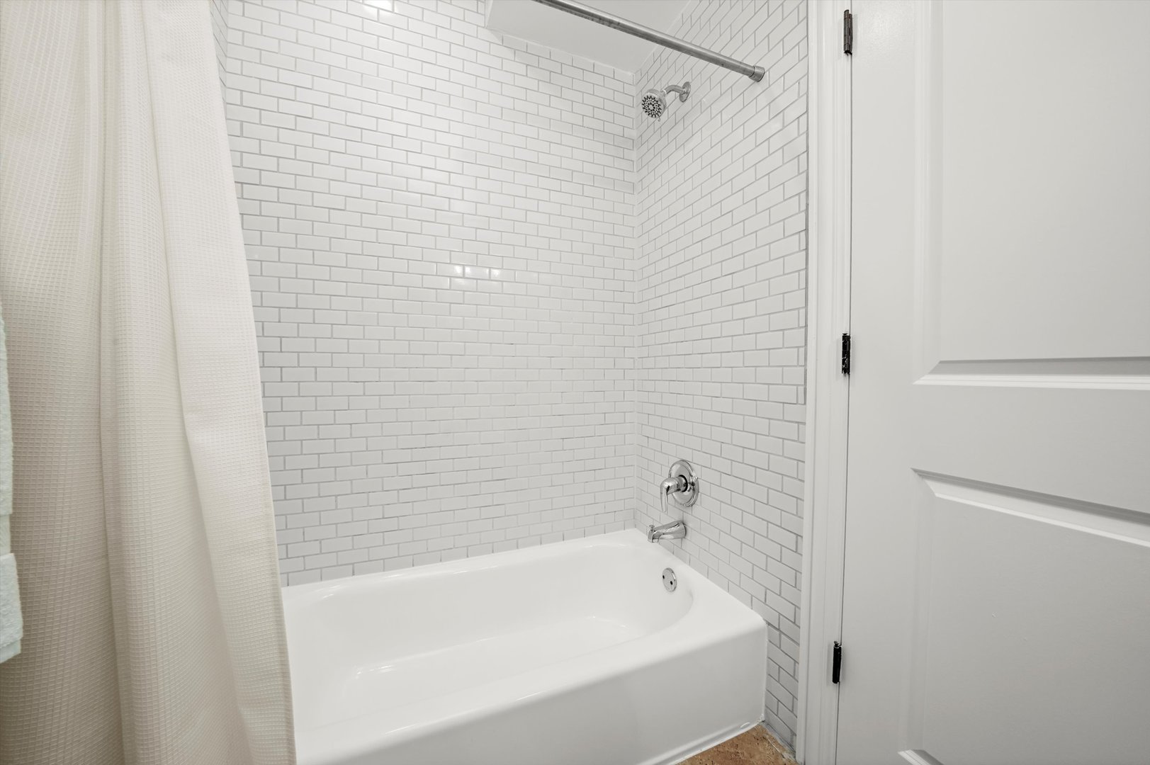 2953 North Honore Street Chicago, IL 60657 - Photo 33 of 40 a bathroom with a bathtub and shower