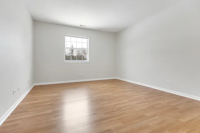 $1,925 | 86 North Victoria Lane, Unit C, Streamwood, IL 60107