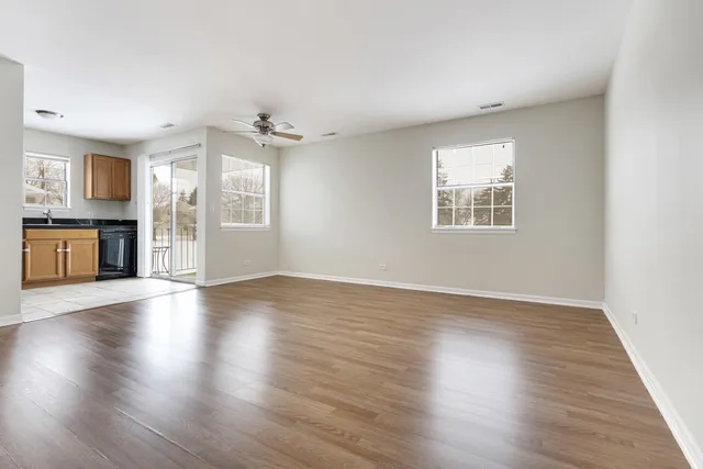 $1,925 | 86 North Victoria Lane, Unit C, Streamwood, IL 60107