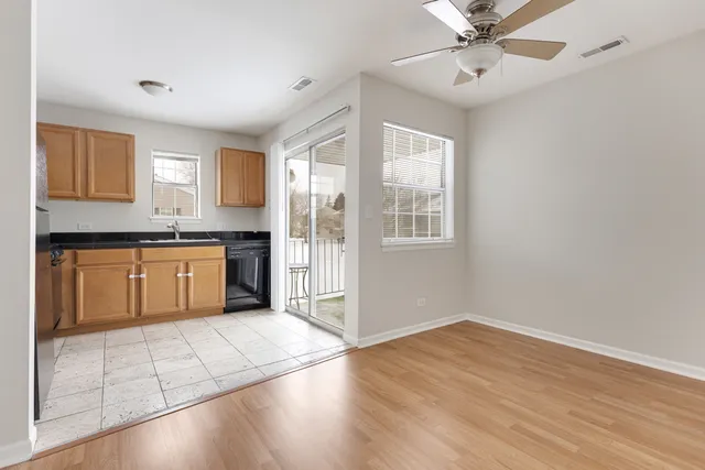 $1,925 | 86 North Victoria Lane, Unit C, Streamwood, IL 60107