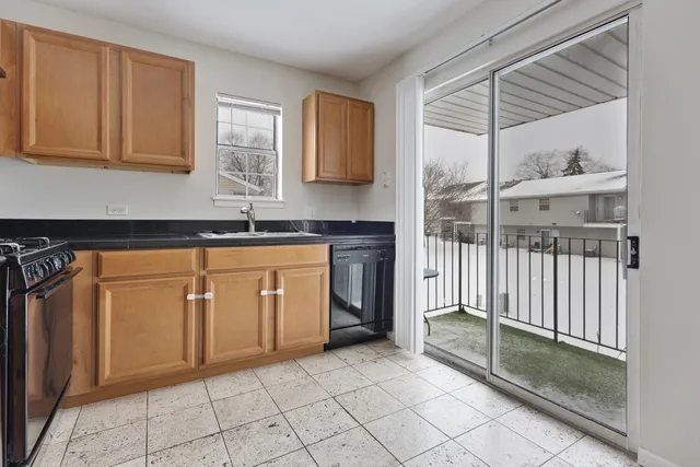 $1,925 | 86 North Victoria Lane, Unit C, Streamwood, IL 60107