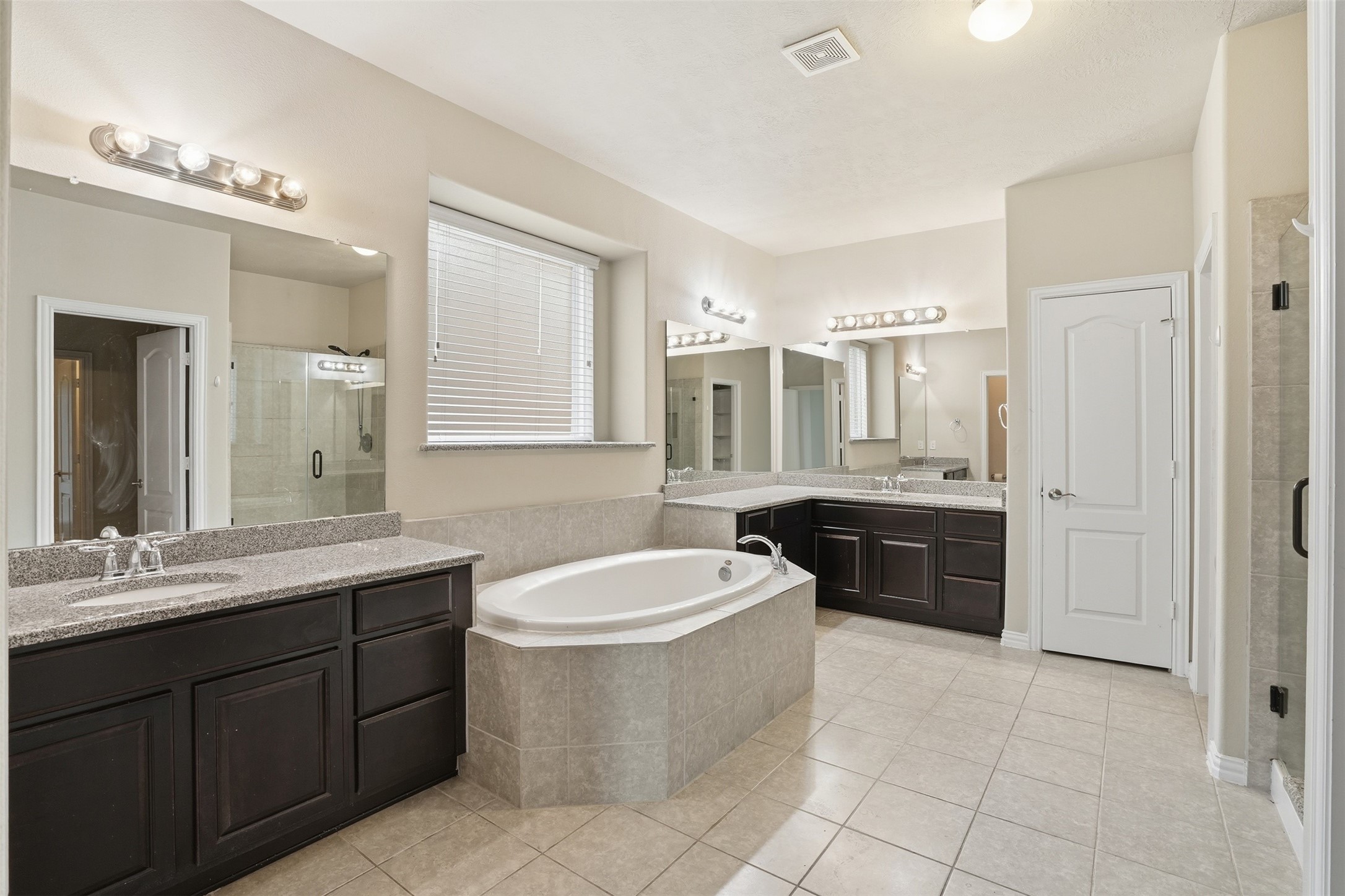 811 River Delta Lane Rosenberg, TX 77469 - Photo 15 of 35 Primary bathroom with dual sinks.