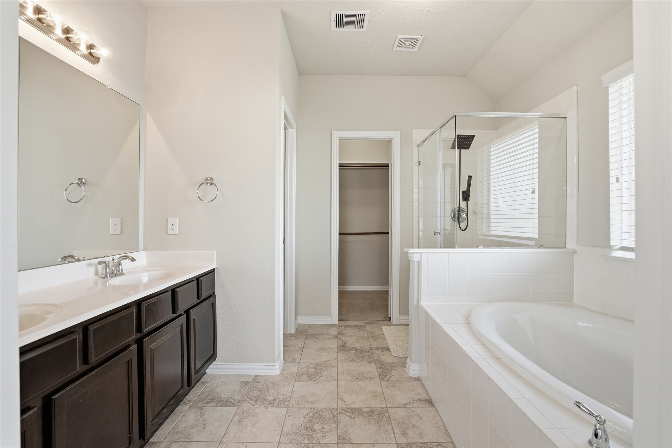 811 River Delta Lane Rosenberg, TX 77469 - Photo 24 of 35 Second primary bathroom offers dual sinks.