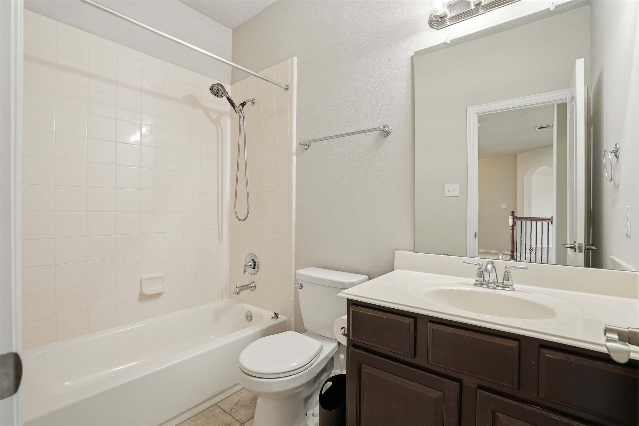 811 River Delta Lane Rosenberg, TX 77469 - Photo 28 of 35 Well-appointed secondary bathroom with clean finishes.