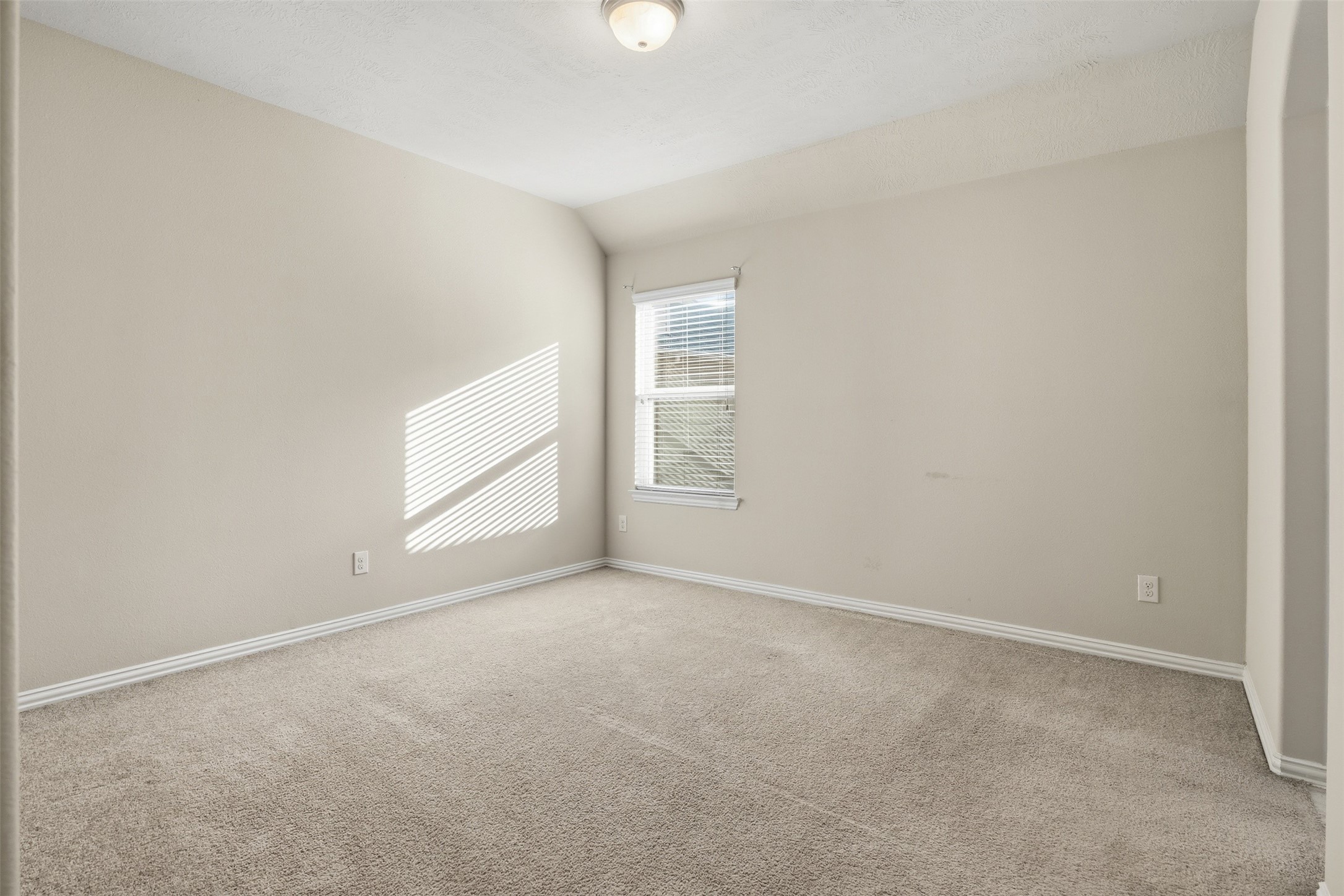 811 River Delta Lane Rosenberg, TX 77469 - Photo 29 of 35 Additional bedroom with ample space and light.