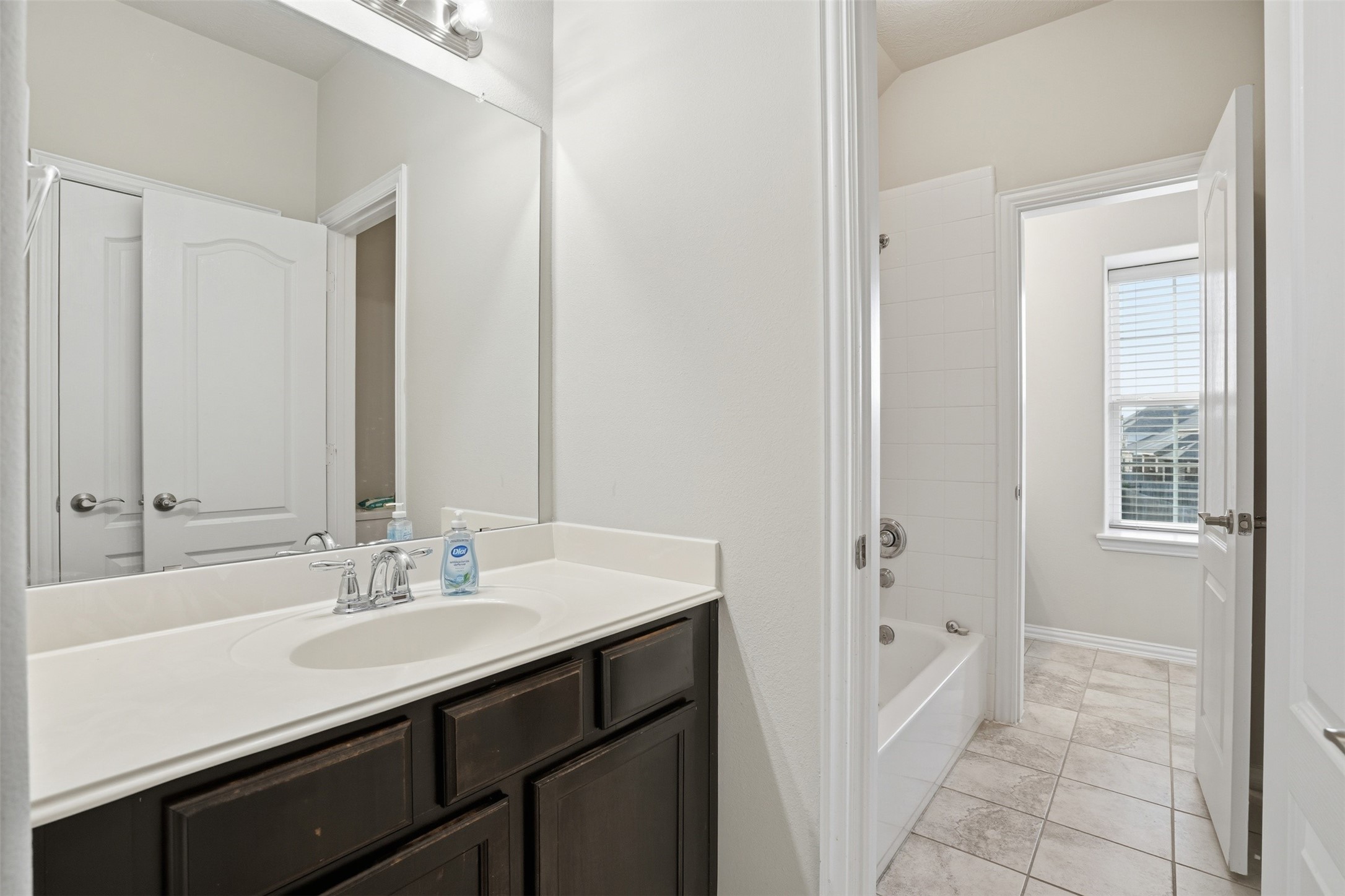 811 River Delta Lane Rosenberg, TX 77469 - Photo 30 of 35 Jack-and-Jill bathroom connecting upstairs bedrooms.