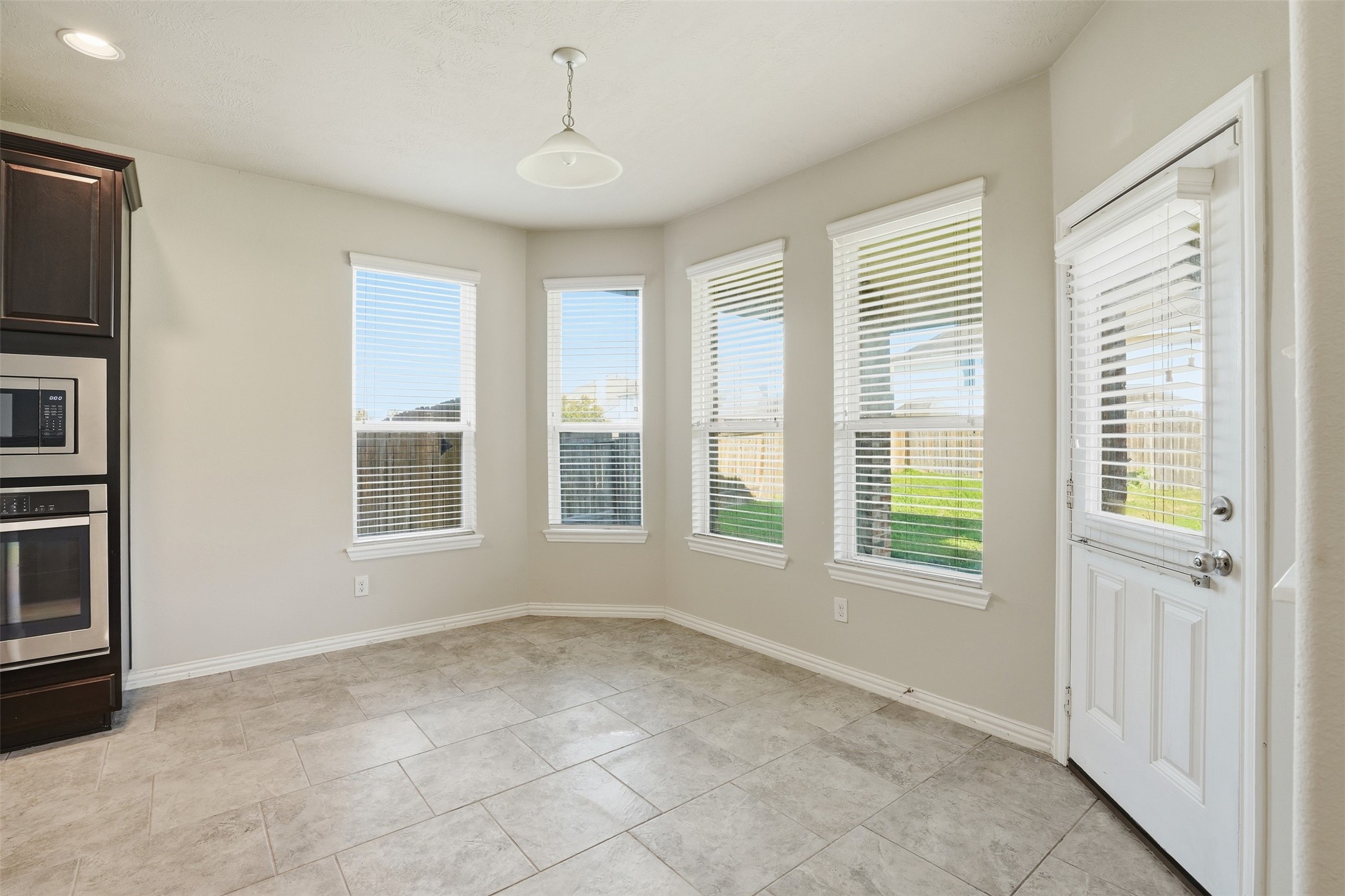 811 River Delta Lane Rosenberg, TX 77469 - Photo 9 of 35 Breakfast nook with natural lighting.
