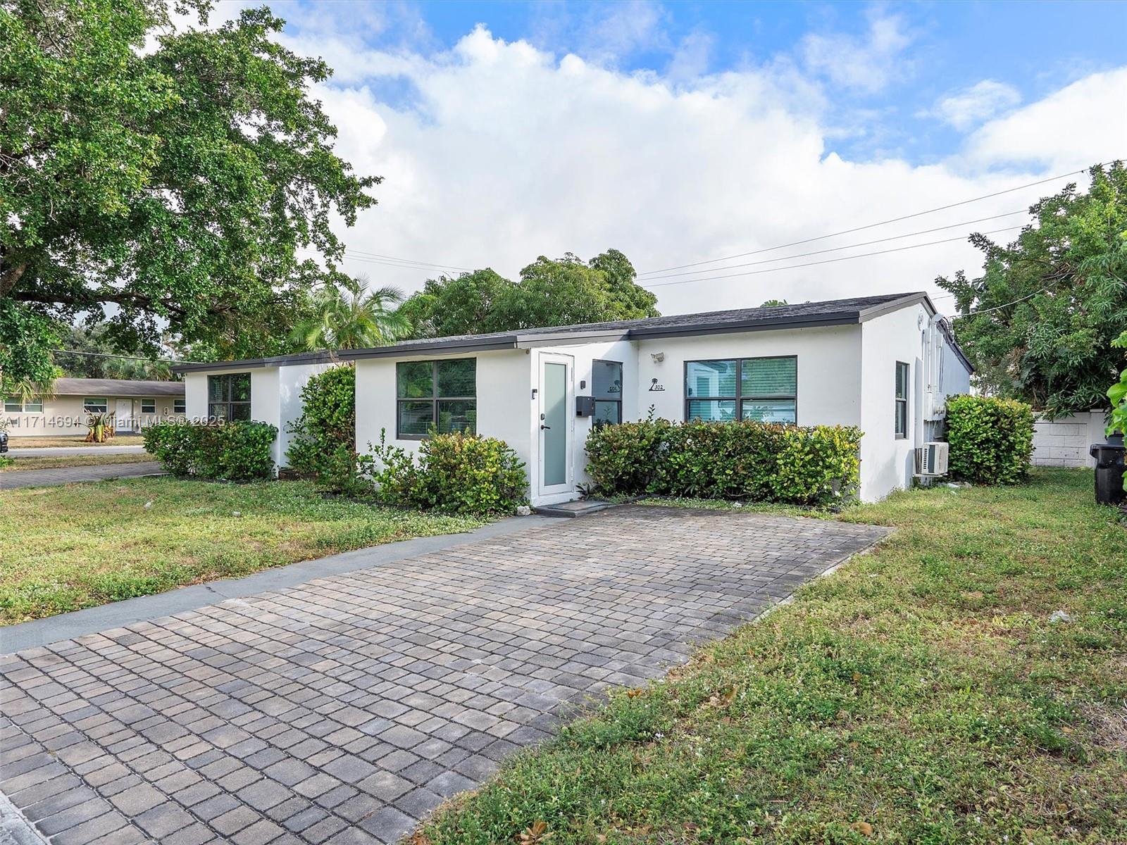 300 Southwest 23rd Street Fort Lauderdale, FL 33315 - Photo 3 of 43 a front view of house with yard and green space
