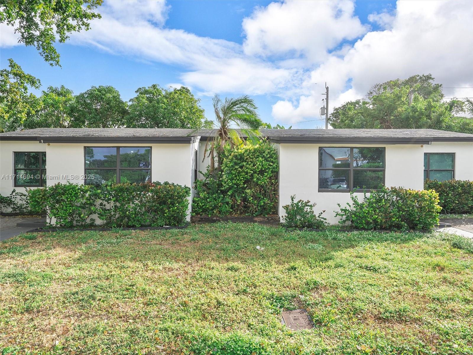 300 Southwest 23rd Street Fort Lauderdale, FL 33315 - Photo 6 of 43 a view of a house with yard and a garden
