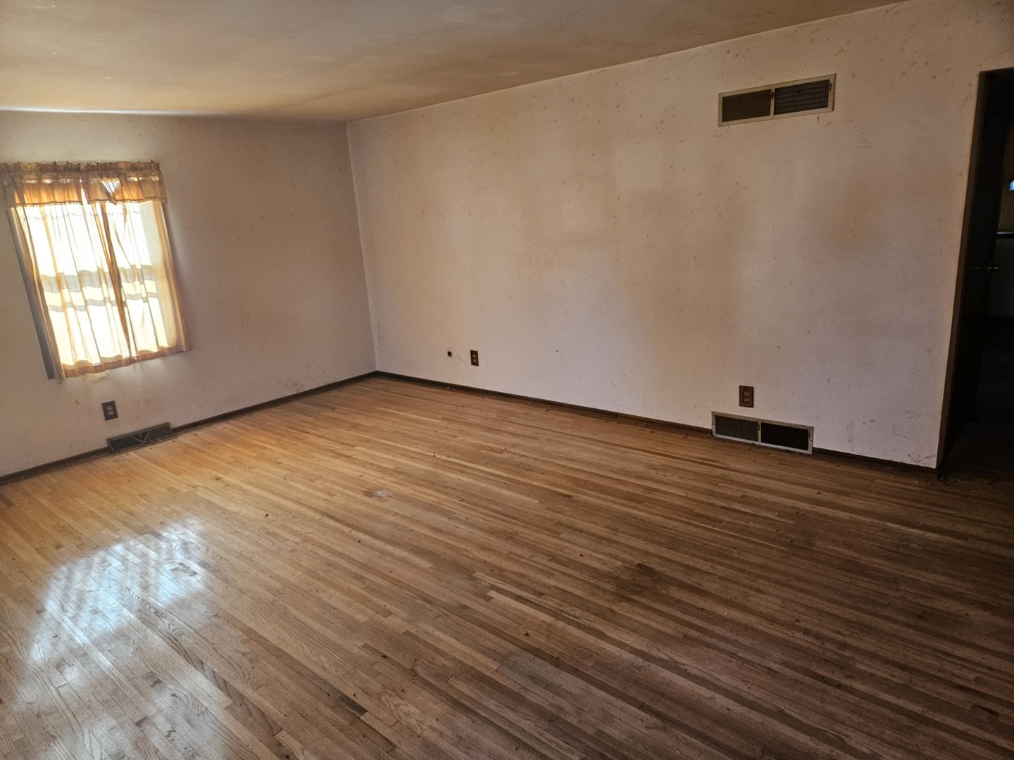 10-n866 Hawthorne Street Elgin, IL 60123 - Photo 3 of 8 an empty room with wooden floor and windows